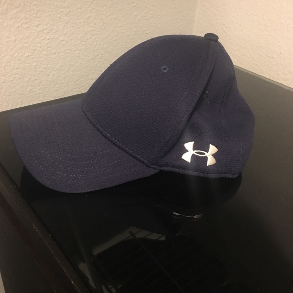 Navy blue Under Armour fitted hat size